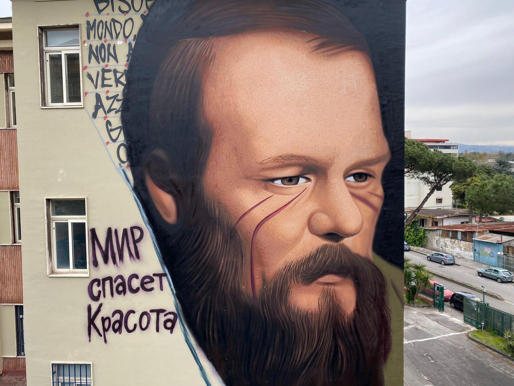Il murales di Jorit raffigurante Dostoevskij con la scritta in russo &ldquo;Il Mondo salver&agrave; la bellezza&rdquo;