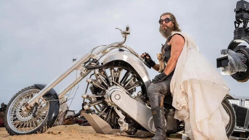 Che ci fa Chris Hemsworth in sella ad un chopper con motore radiale?