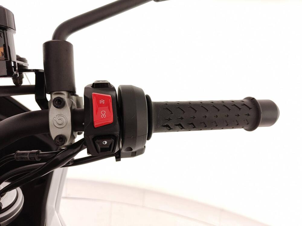 Moto Guzzi V100 Mandello (2022 - 24) (13)