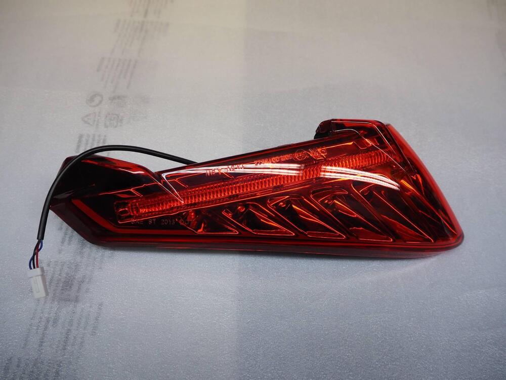 MV Agusta fanale posteriore sinistro Rivale 8000B8