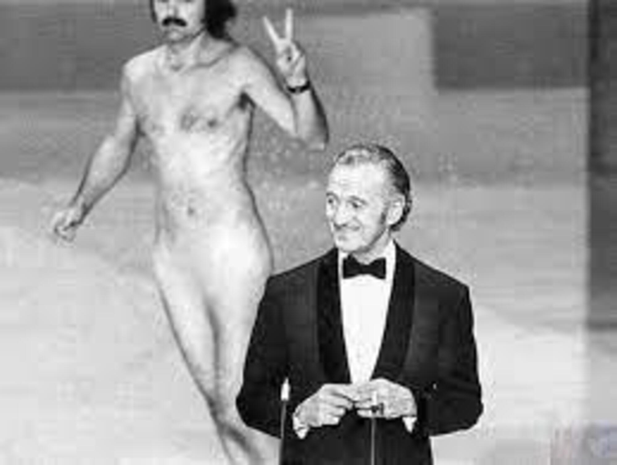 Robert Opel alle spalle di David Niven agli Oscar 1974