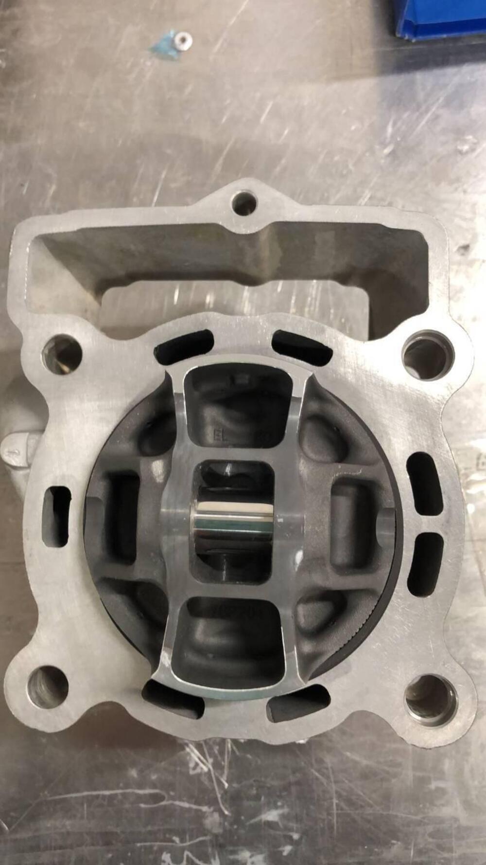 CILINDRO CON PISTONE PER HUSQVARNA FE 250. CODICE (3)