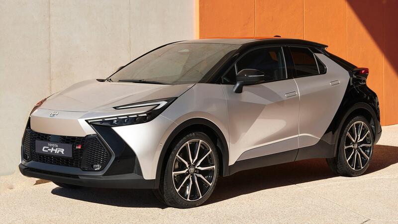 Toyota C-HR 2024: la Plug-In &egrave; meglio della Full Hybrid? [VIDEO]