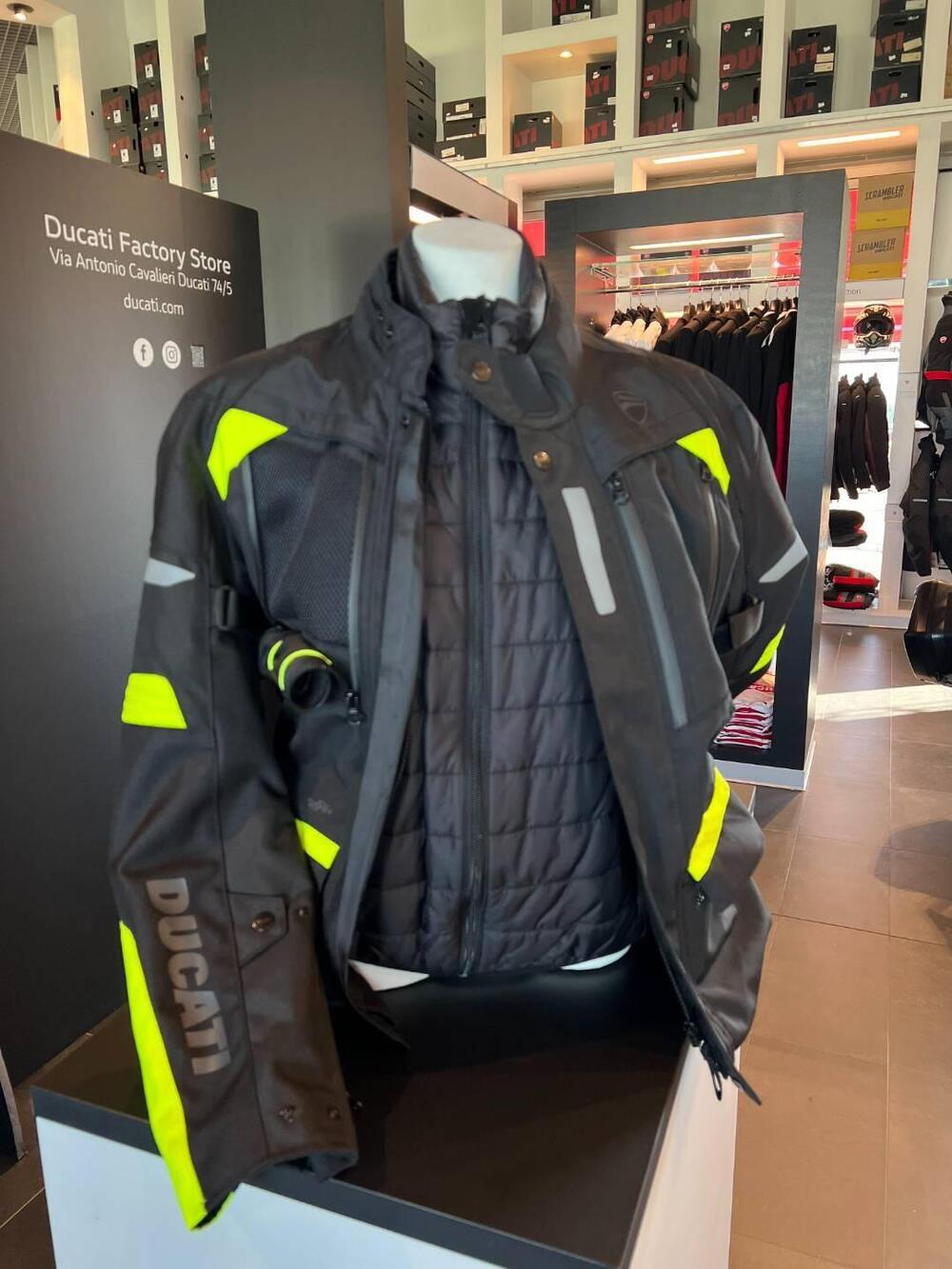 Giacca Tour C3 nero giallo HV Ducati (4)