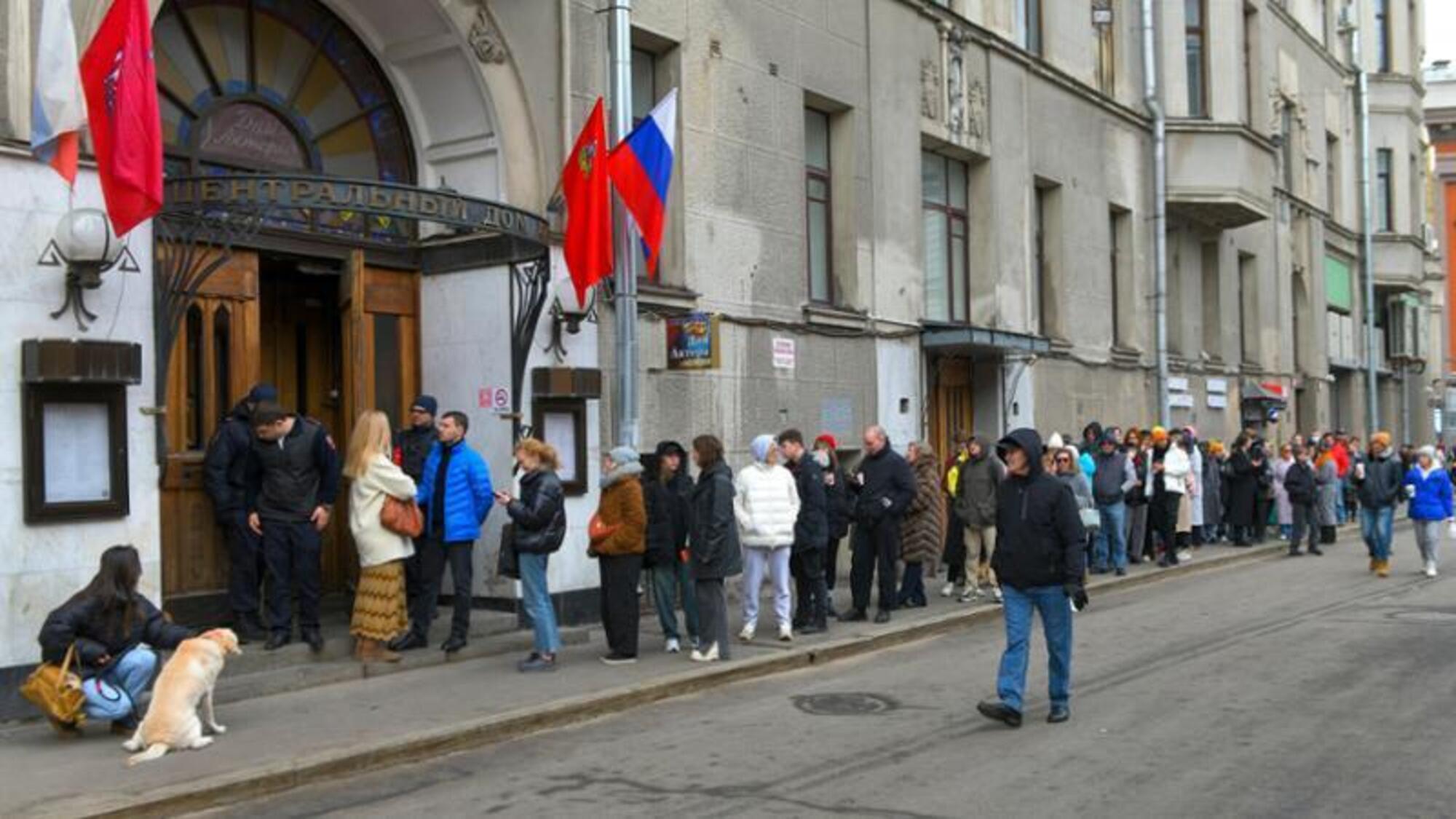 Cittadini russi in coda per le elezioni domenica 17 marzo