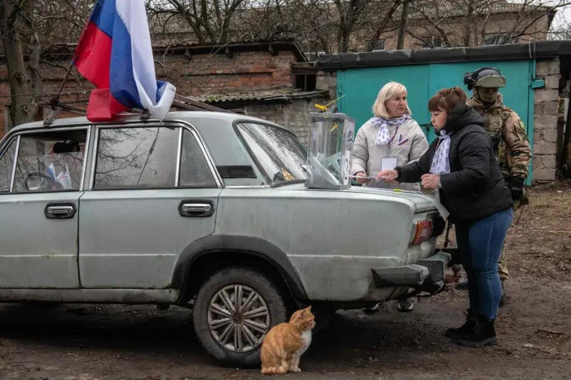 La bizzarra urna elettorale per le elezioni russe in Doneck, territorio ucraino annesso alla Russia