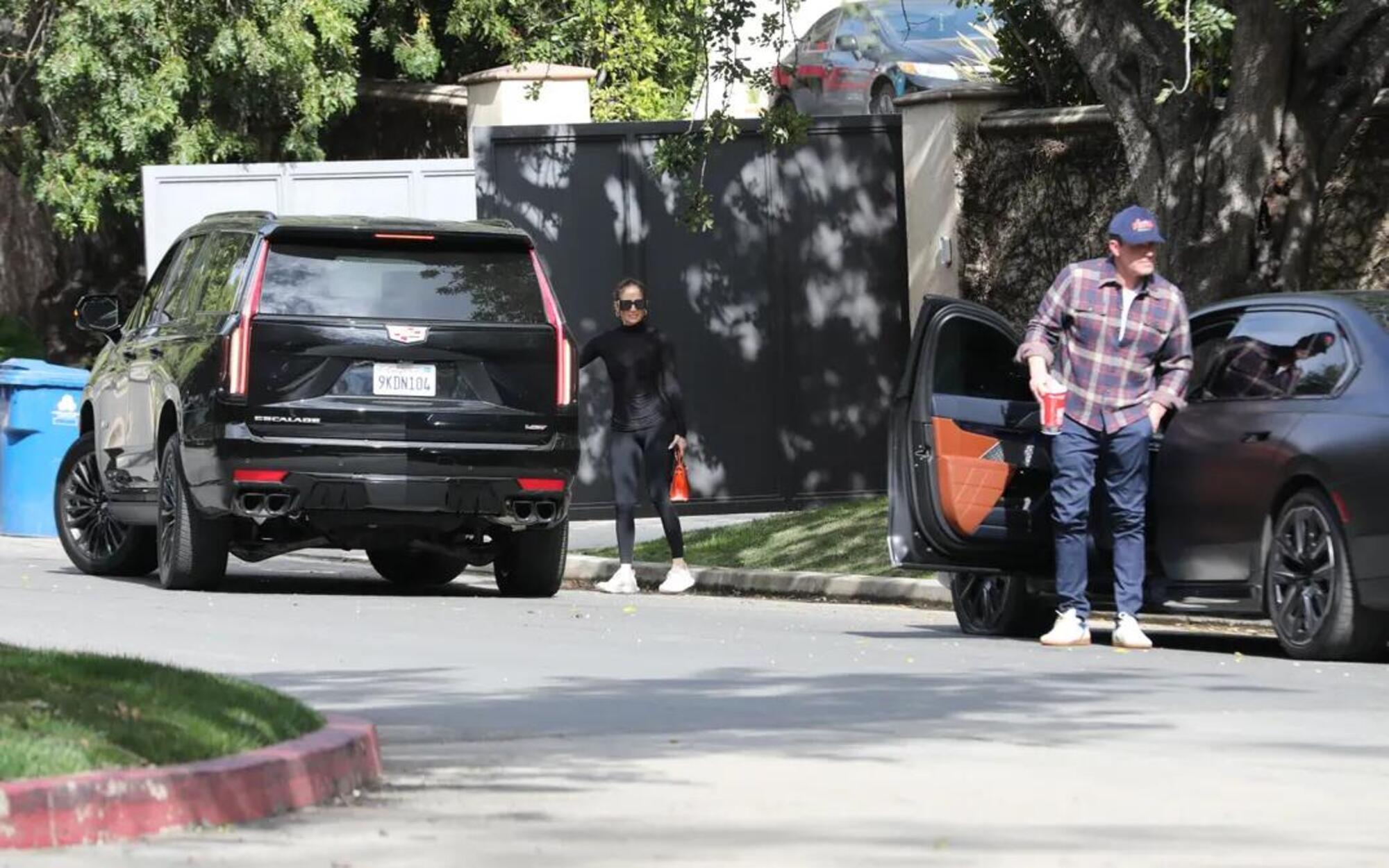 Jennifer Lopez e Ben Affleck lasciano la loro Bmw per strada
