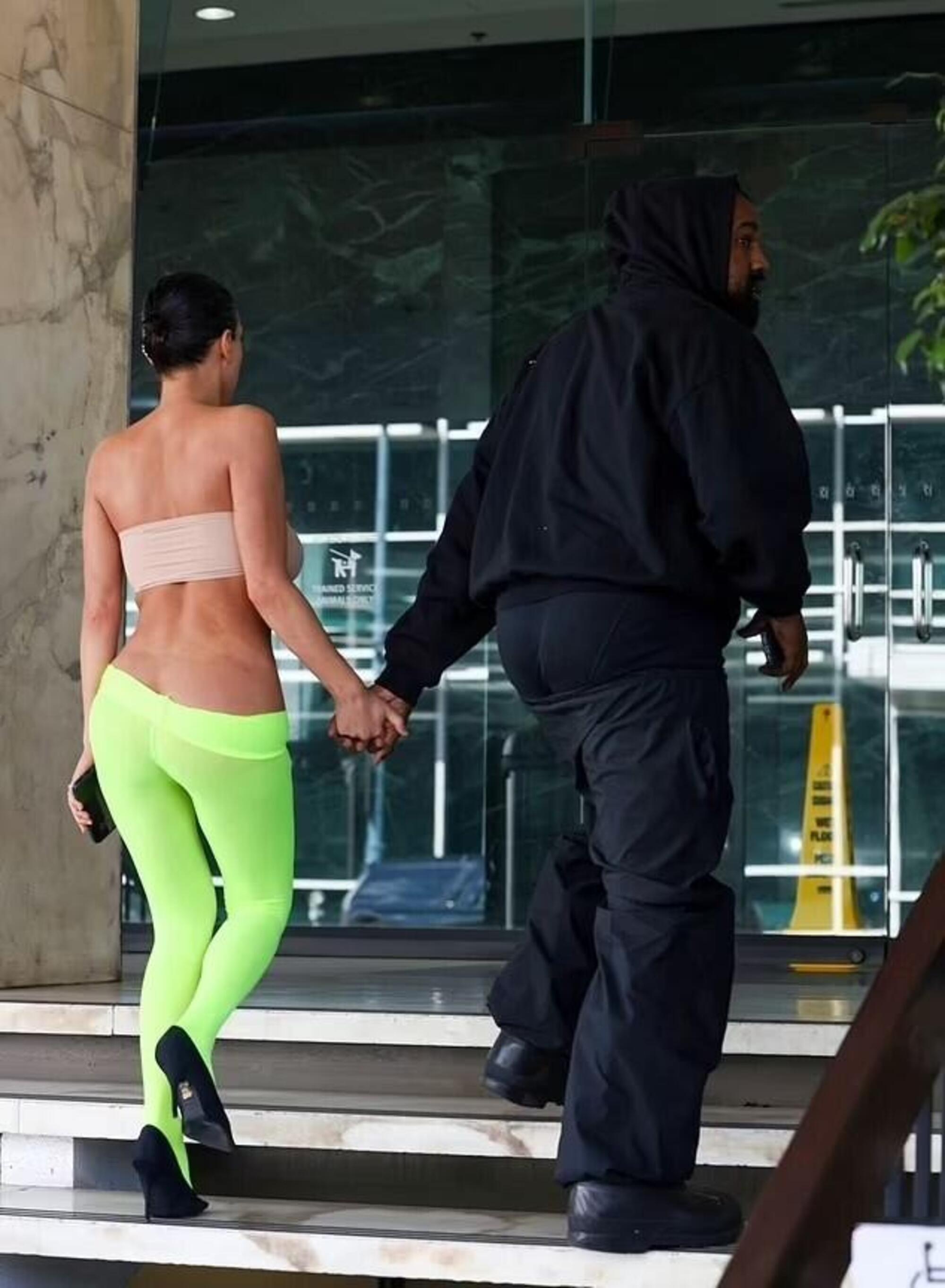 Kanye West e Bianca Censori con i pantaloni abbassati