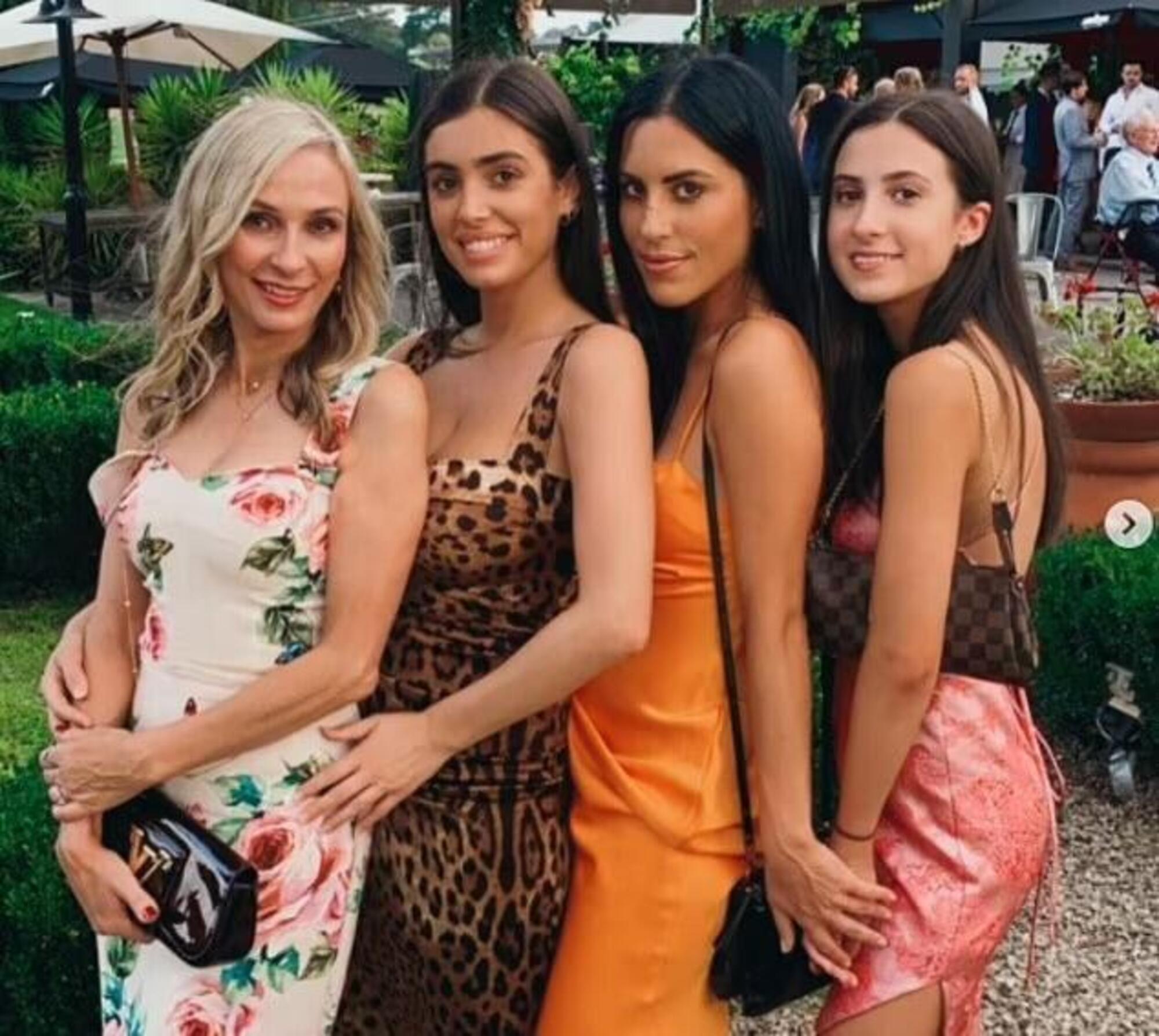 La foto postata sui social di Alexandra che la ritrae con le figlie Bianca (seconda da sinistra), Alyssia e Angelina
