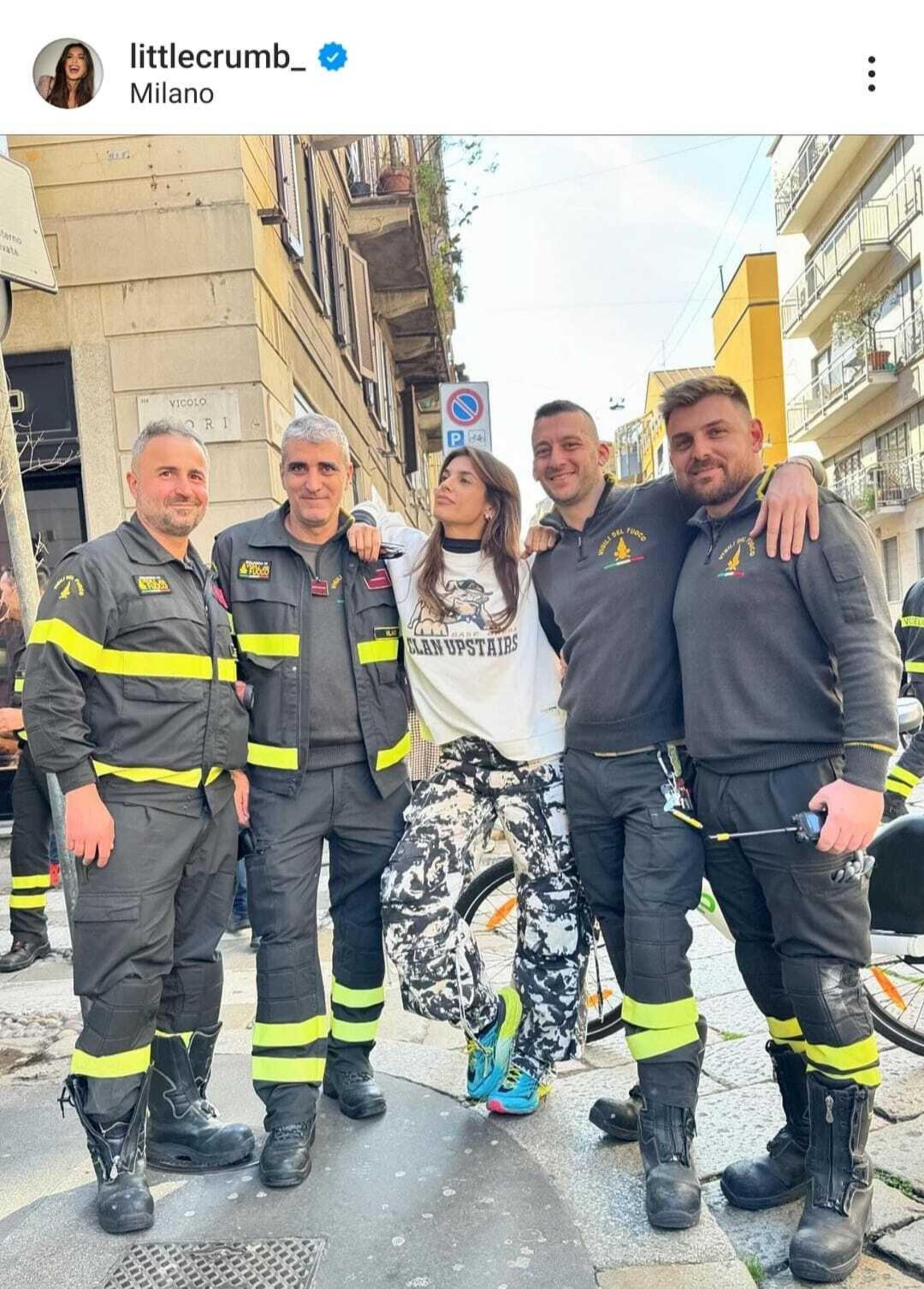 La foto di Elisabetta Canalis con i pompieri