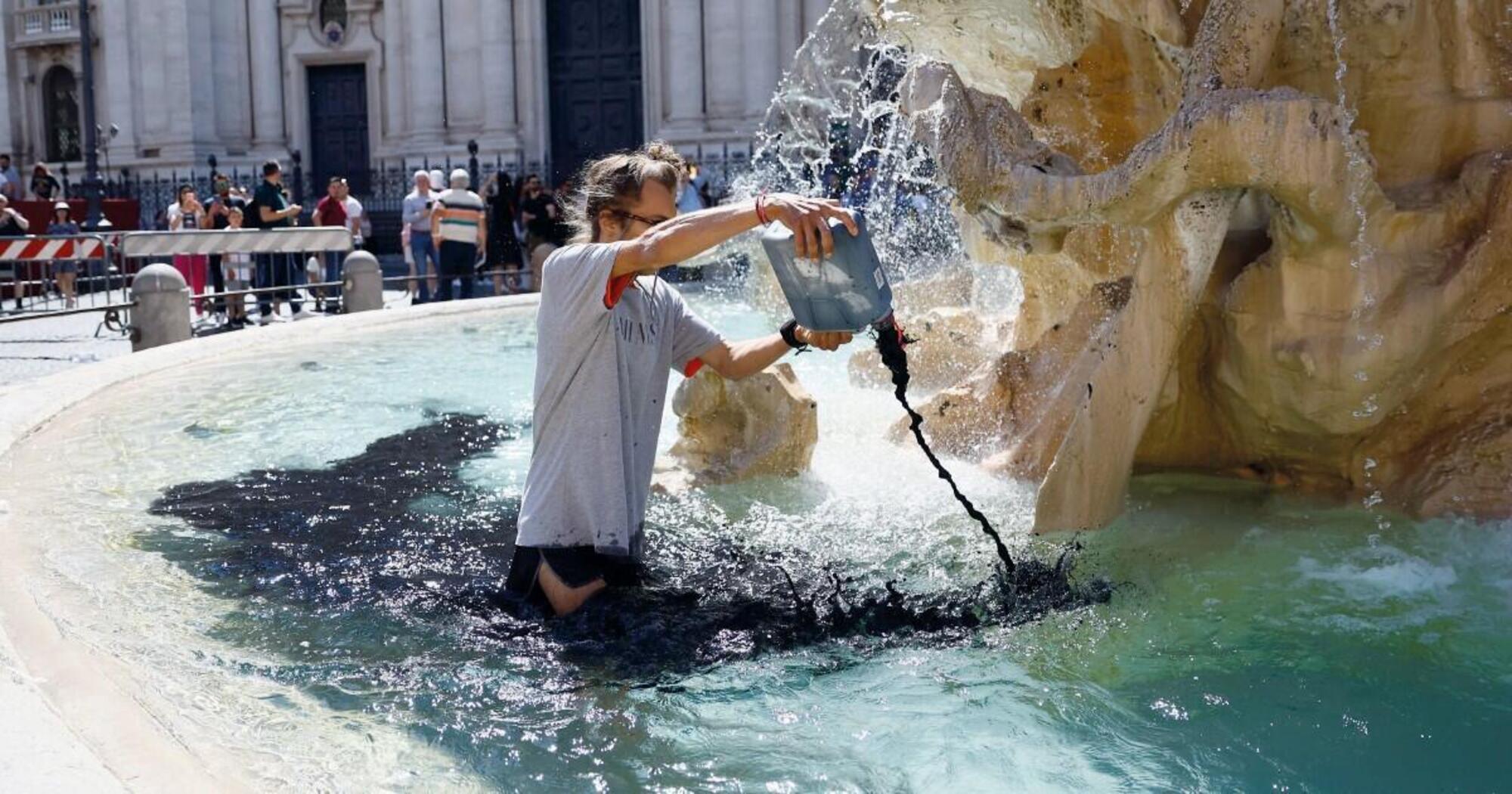 Un attivista per il clima nella Fontana di Trevi a Roma