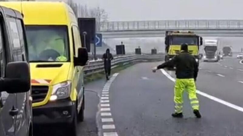 Salta il casello ed entra in monopattino in autostrada a Vicenza verso Milano