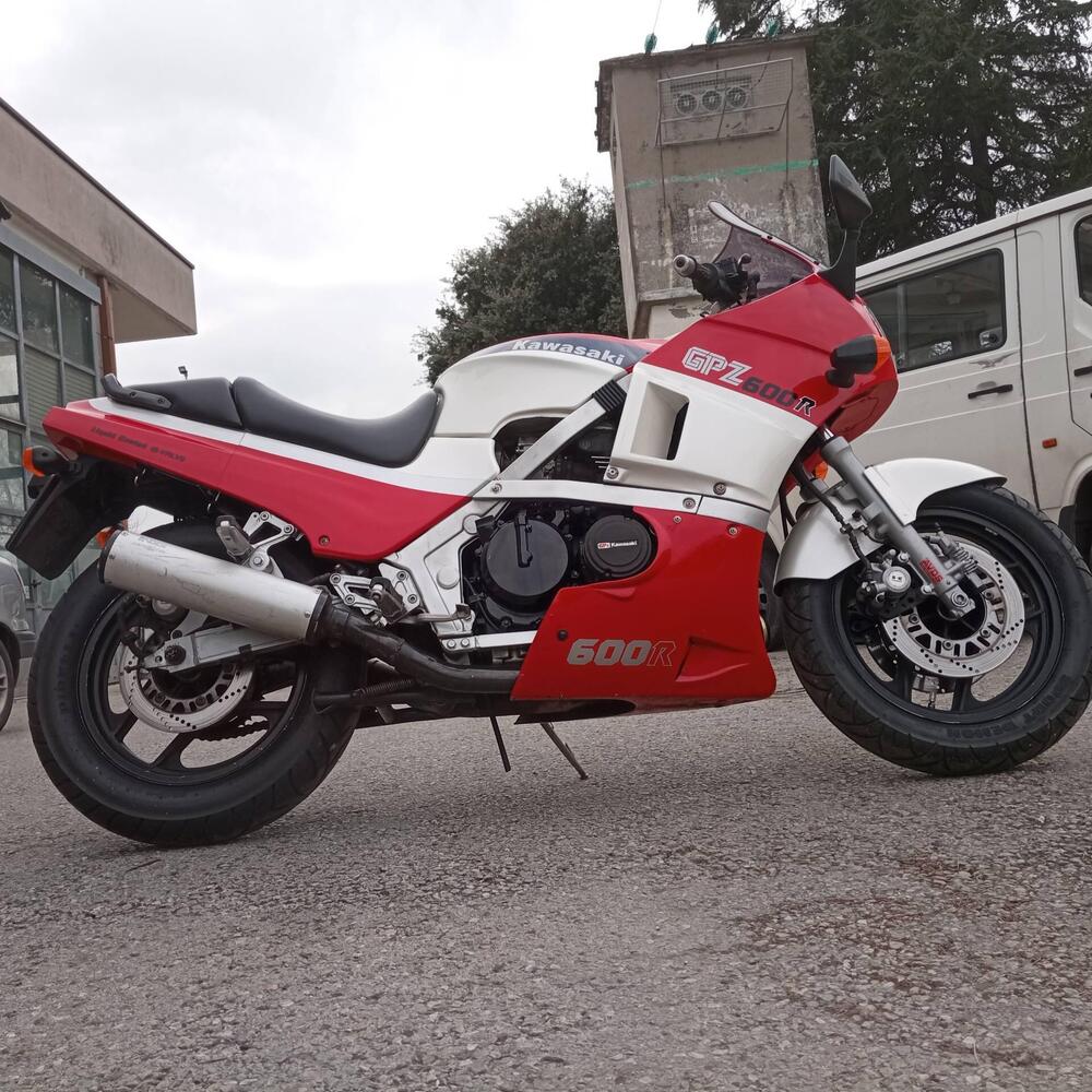 Kawasaki GPZ 600 R (4)