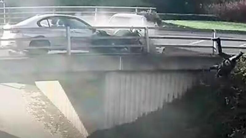 Follia in Inghilterra, motociclista speronato da un&#039;auto cade da un ponte. Arriva la condanna [VIDEO]