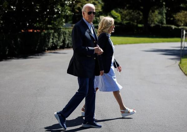 Le scarpe anti-caduta di Biden come metafora delle elezioni Usa? Ecco il motivo per cui le indossa