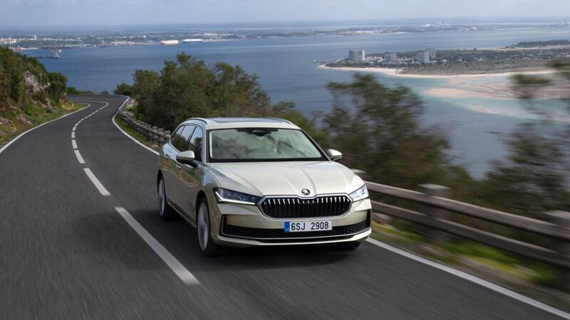 Skoda Superb station wagon: il restyling e gli aggiornamenti ai motori, lo spazio &egrave; al top