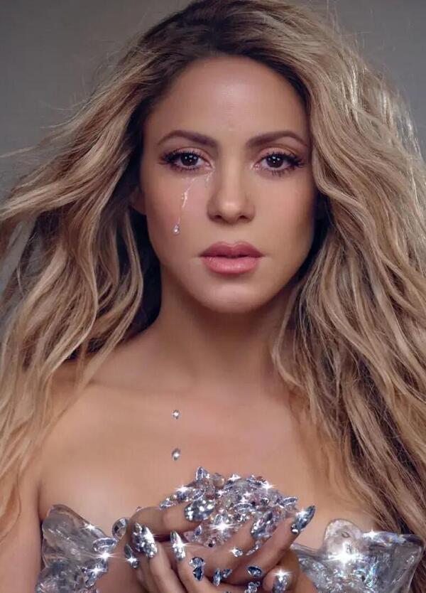 Torna Shakira con &ldquo;Las Mujeres No Lloran&rdquo;, che piange diamanti e fa c*gare Rolex a Piqu&eacute;
