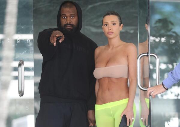 Kanye West vuole trasformare Bianca Censori in Kim Kardashian? L&rsquo;ha messa pure nel letto di Famous e... Intanto il padre dopo la visita della moglie&hellip; [VIDEO]