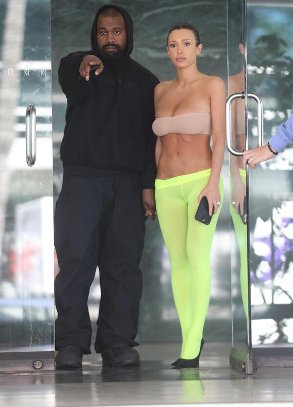 Kanye West vuole trasformare Bianca Censori in Kim Kardashian? L&rsquo;ha messa pure nel letto di Famous e... Intanto il padre dopo la visita della moglie&hellip; [VIDEO]