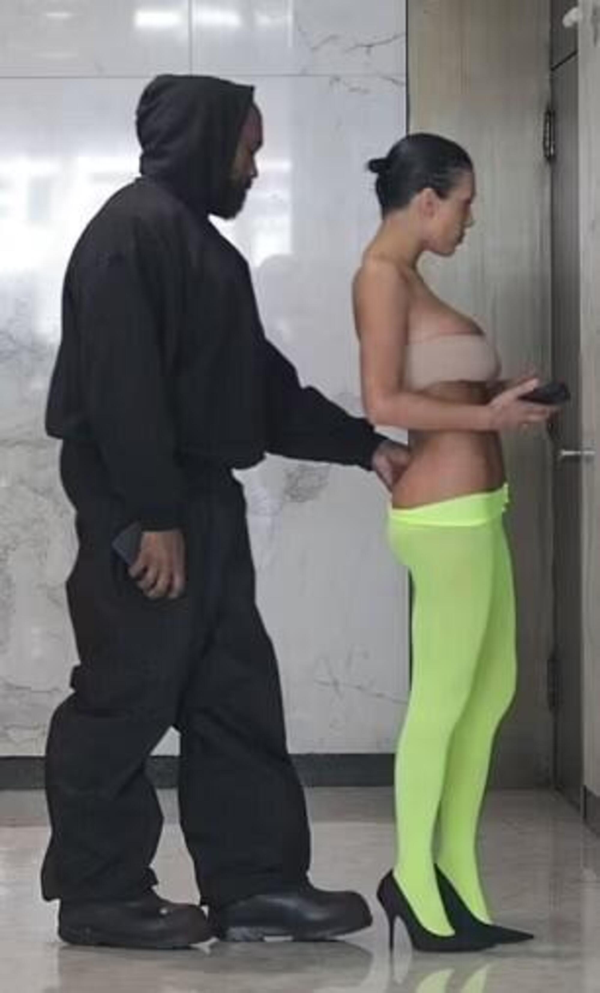 Kanye West mentre palpa il fondoschiena alla moglie Bianca Censori, abbassandole i collant