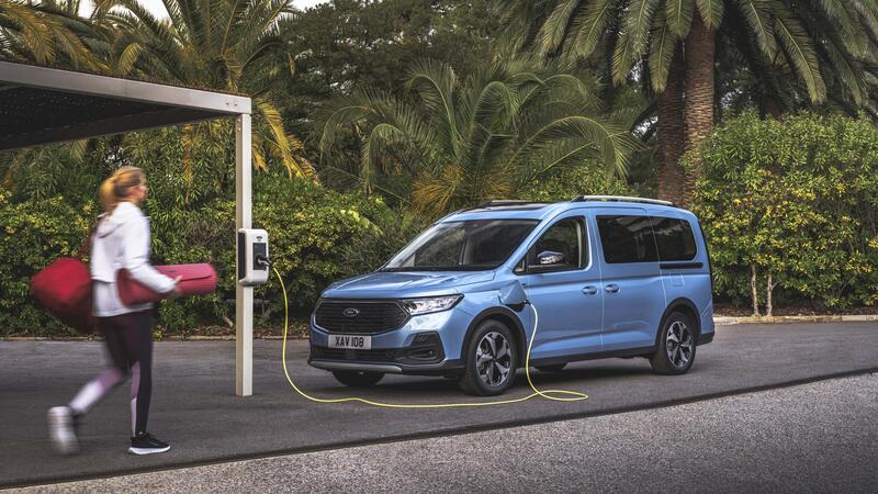 Ford Tourneo Connect: arriva il motore ibrido plug-in (a 5 o 7 posti) 