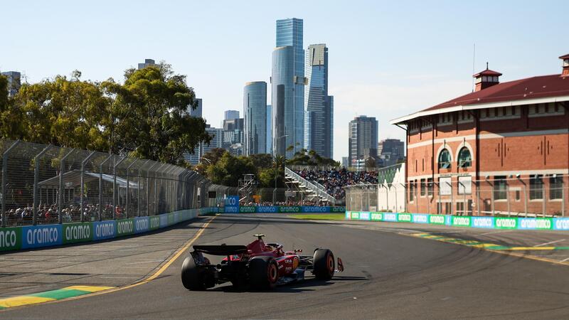 F1. Gran Premio d&#039;Australia: i ricordi di viaggio di tanti anni fa  con un ospite particolare nel paddock