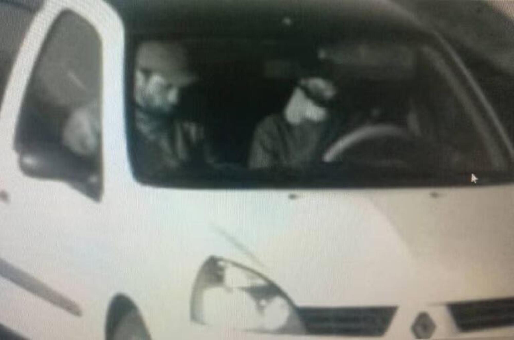 I due terroristi nella Renault Symbol bianca durante la fuga dal Crocus