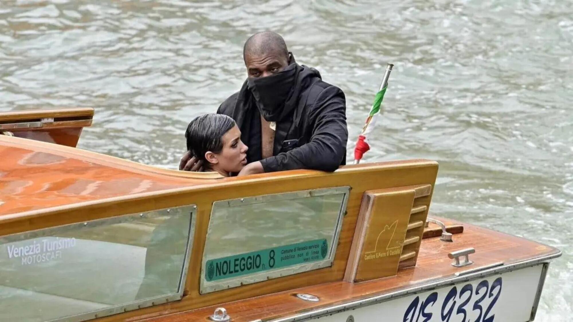Kayne West e Bianca Censori sono stati banditi da un&#039;azienda di imbarcazioni per atti osceni a Venezia