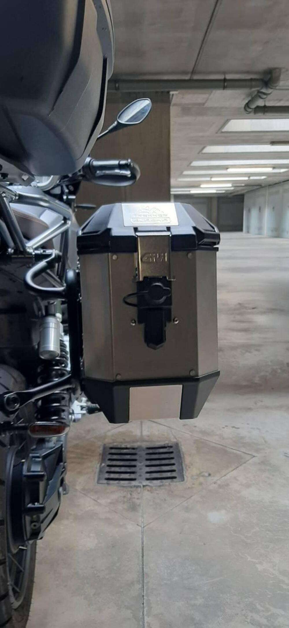 Moto Guzzi V85 TT Centenario (2021 - 22) (5)