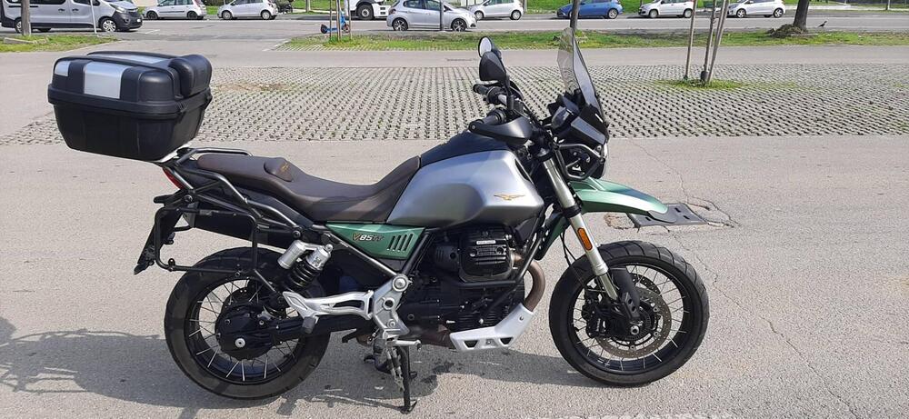 Moto Guzzi V85 TT Centenario (2021 - 22) (2)