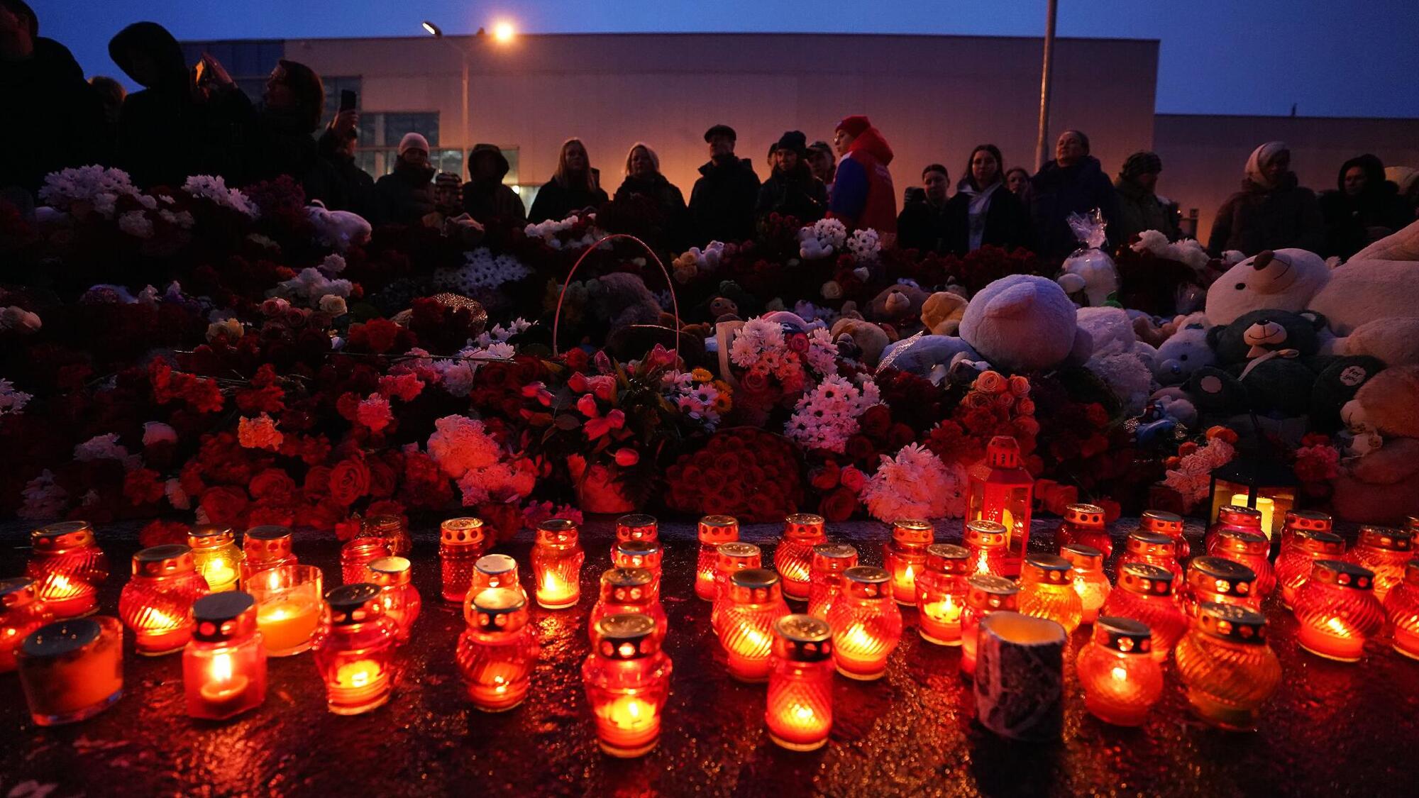 Fiori, peluches e candele per commemorare le vittime dell&#039;attentato nella giornata di ieri, domenica 24 marzo, a Mosca