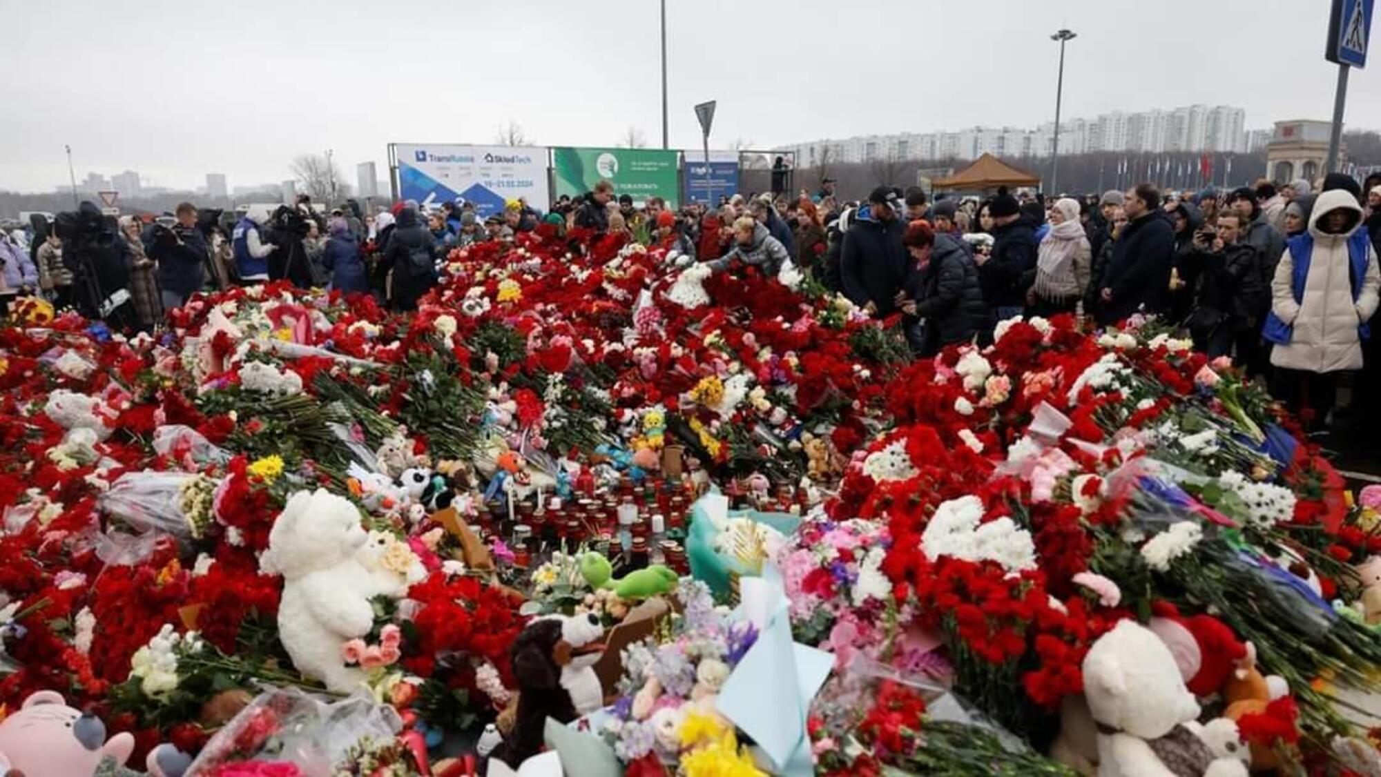 Centinaia di fiori e peluches per commemorare le vittime nel luogo dell&#039;attentato, a Mosca
