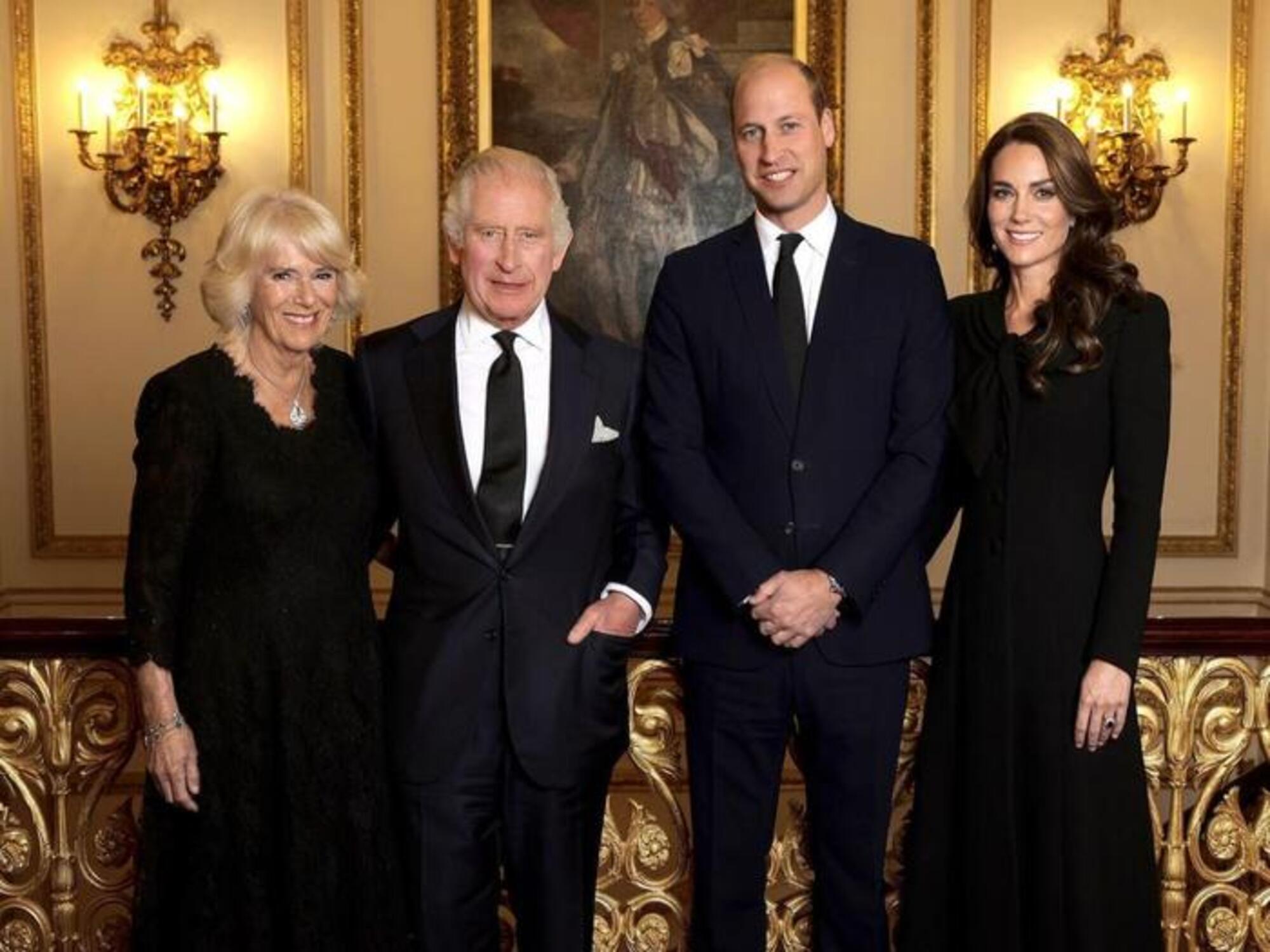 La famiglia reale inglese: Re Carlo, sua moglie Camilla, il principe William e la principessa Kate Middleton