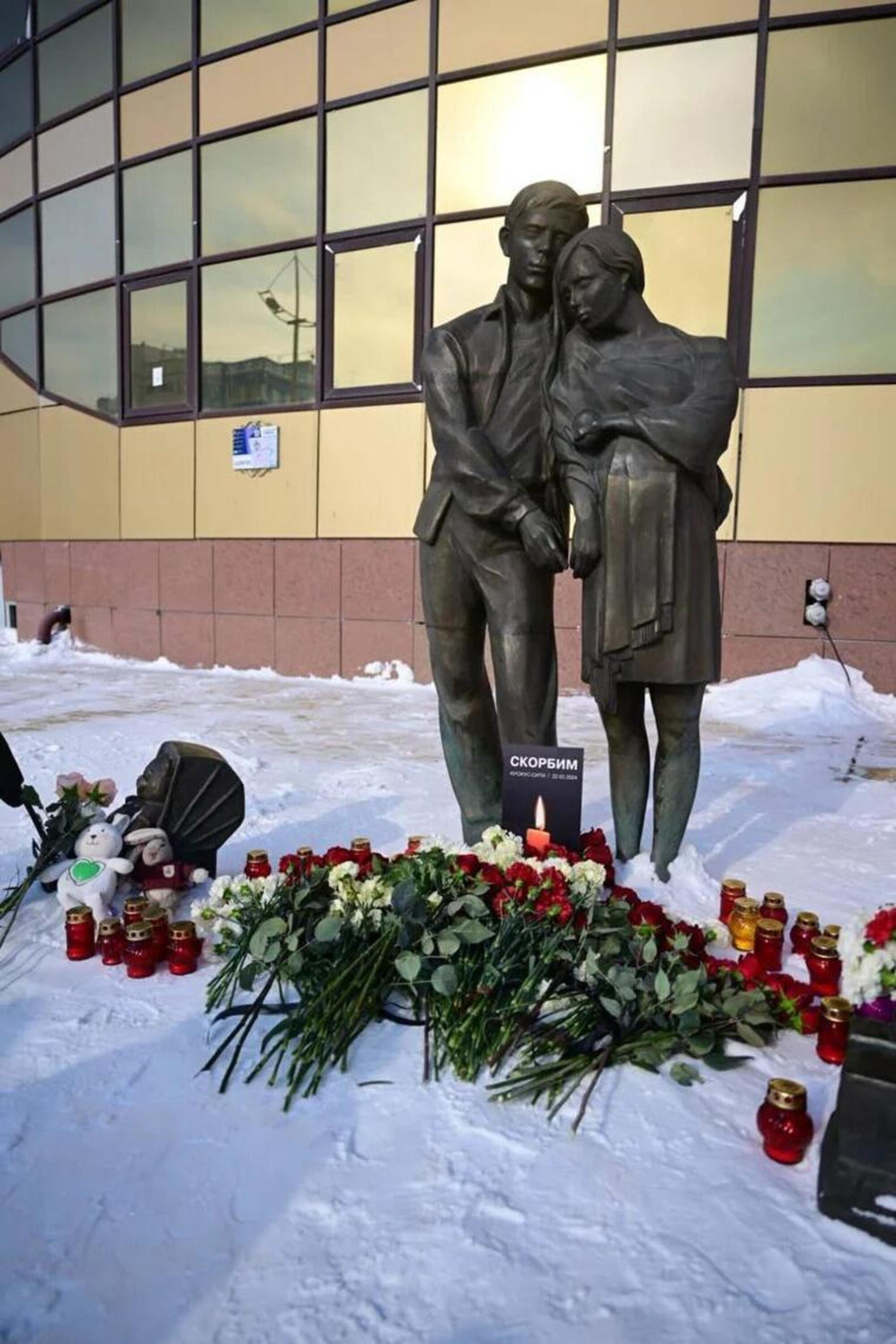 Una statua ricoperta di fiore per commemorare le vittime dell&#039;attentato di venerd&igrave; scorso