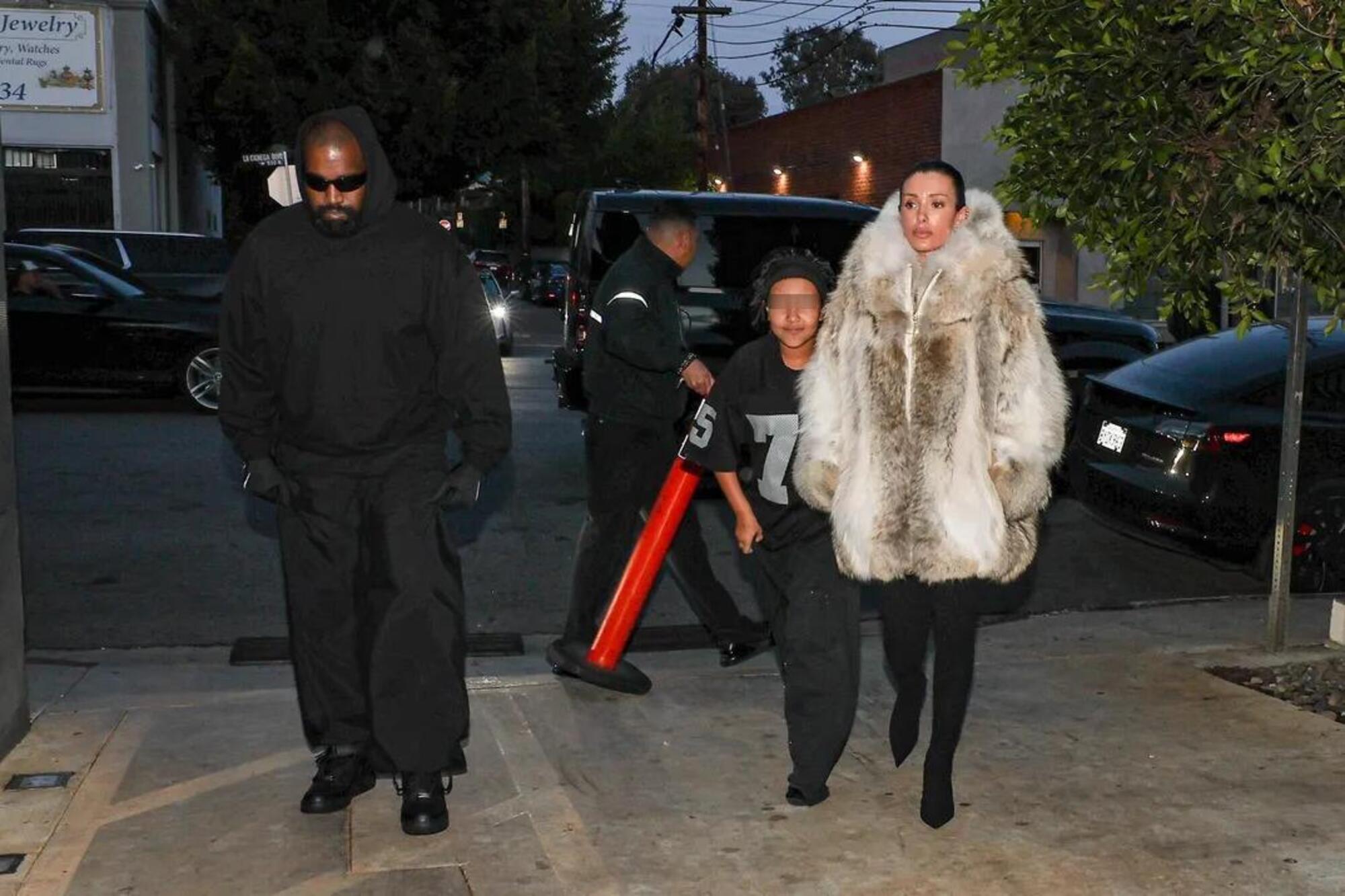 Kanye West con la figlia North e Bianca Censori