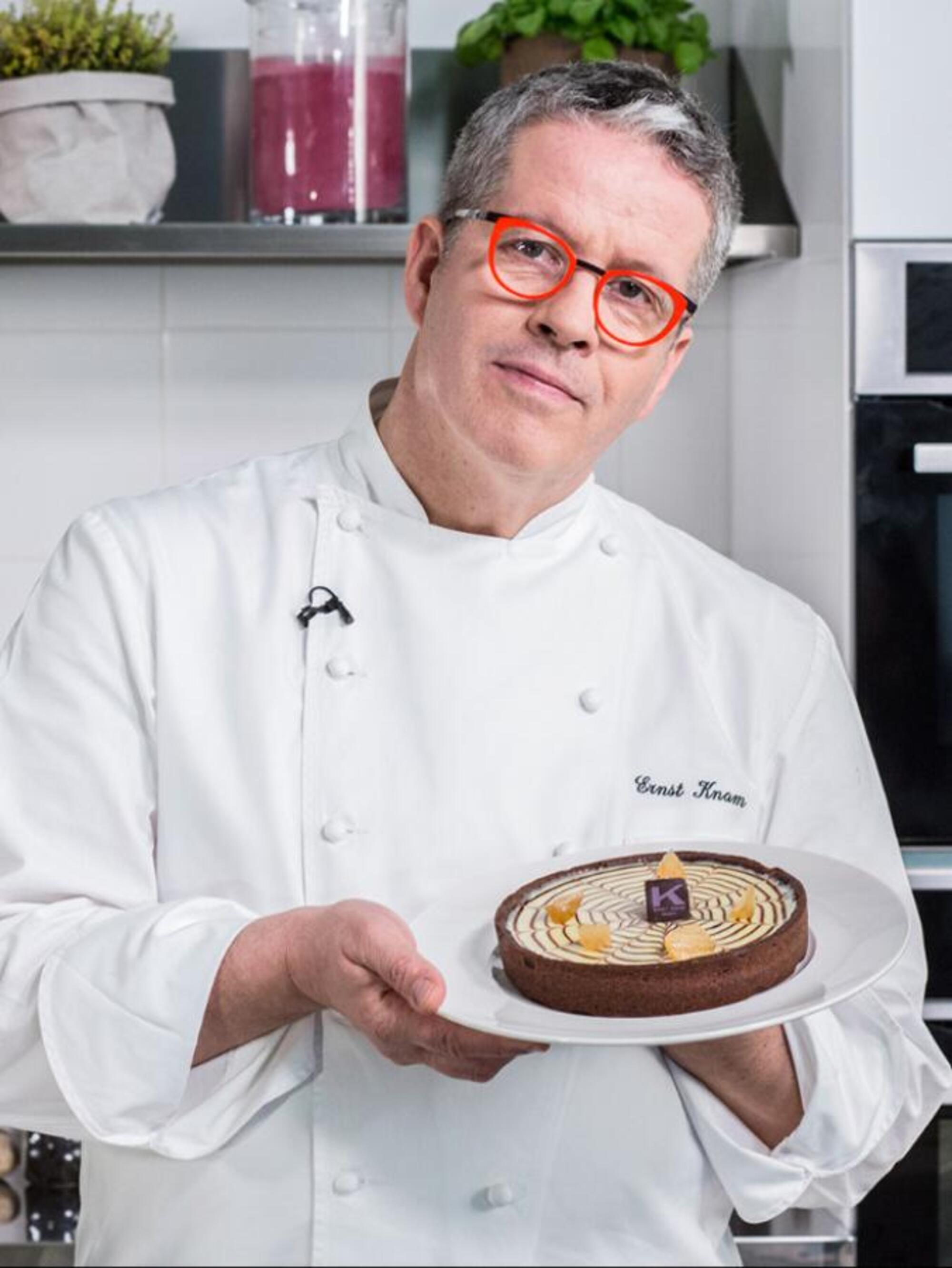 Il pasticcere Ernst Knam del programma Bake Off Italia con una sua creazione dolciaria