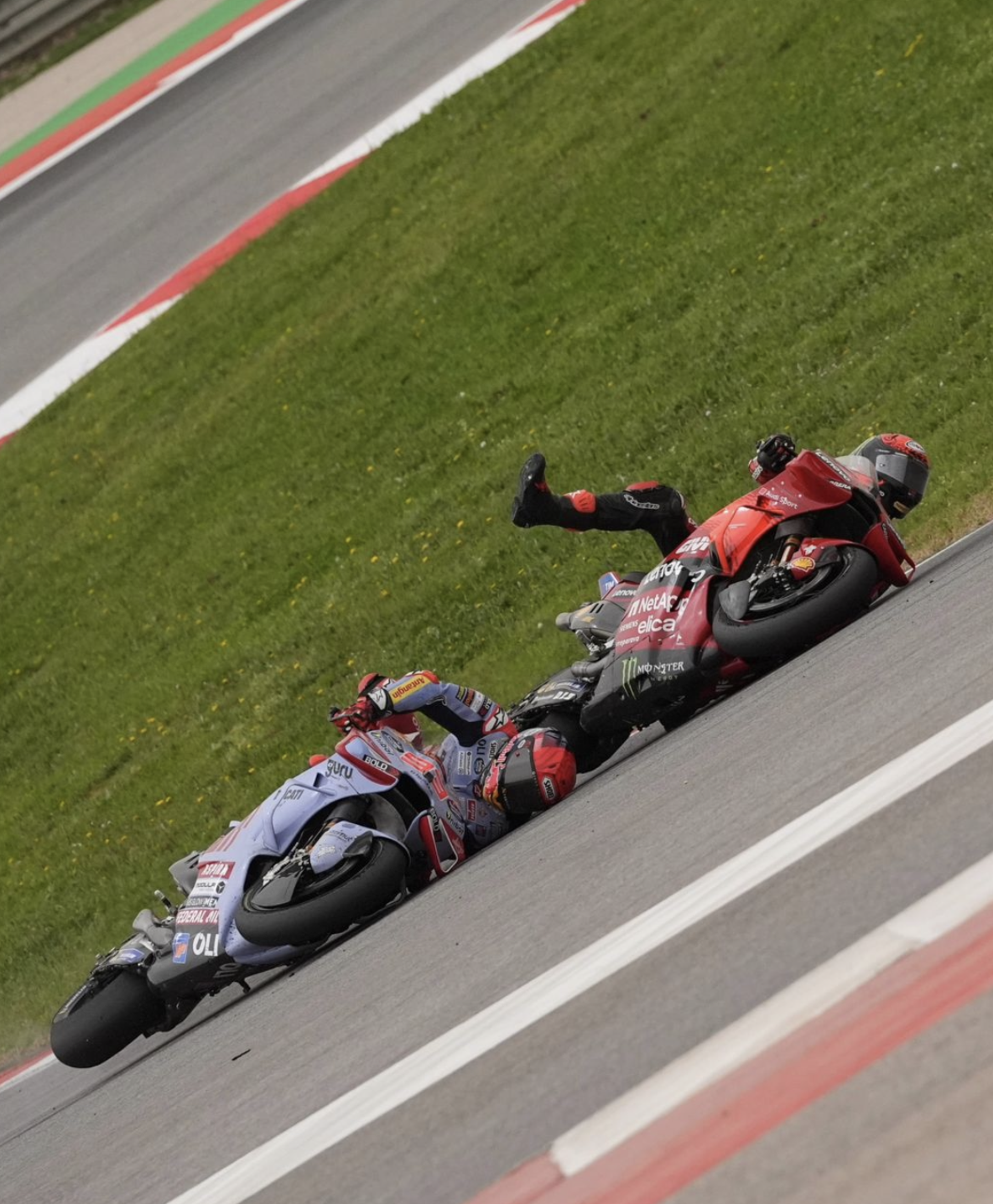 Caduta Pecco Bagnaia Marc Marquez MotoGP 2024 Portim&atilde;o