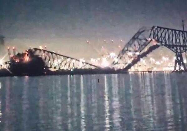 Crolla un ponte lungo quasi come quello sullo Stretto di Messina (il Key Bridge di Baltimora) dopo essere stato colpito da una nave. Potr&agrave; succedere lo stesso anche nel canale di Sicilia? [VIDEO]