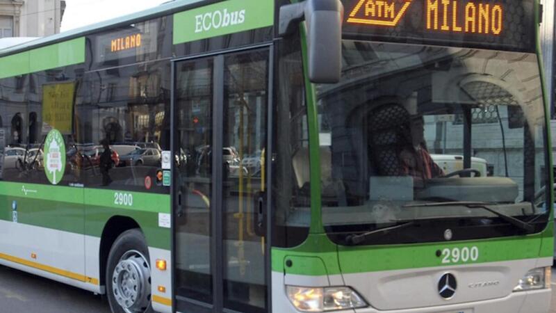 A Milano: investe pedone e la moto va a sbattere contro un bus