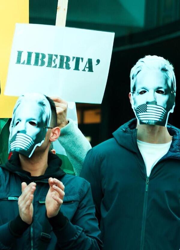 Ok, ma a che caz*o serve manifestare per il fondatore di WikiLeaks a Milano? L&rsquo;organizzatore di Free Assange Italia prova a convincerci: &ldquo;Governo e Pd muti, bisogna fare pressione sulla politica&rdquo;