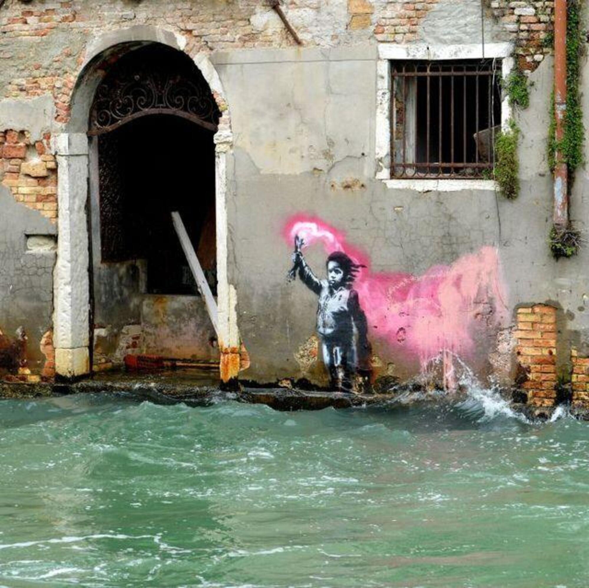 Il bambino migrante di Banksy a Venezia 