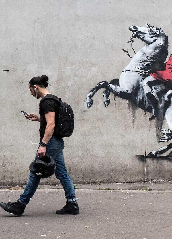 Ma davvero Banksy ha questa faccia? Ecco svelato (forse) il volto dello street artist 