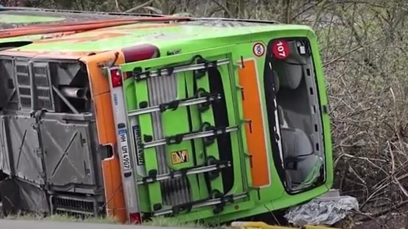 Tragedia sull&#039;Autostrada in Germania: Pullman Flixbus si ribalta, causando 5 morti e numerosi feriti