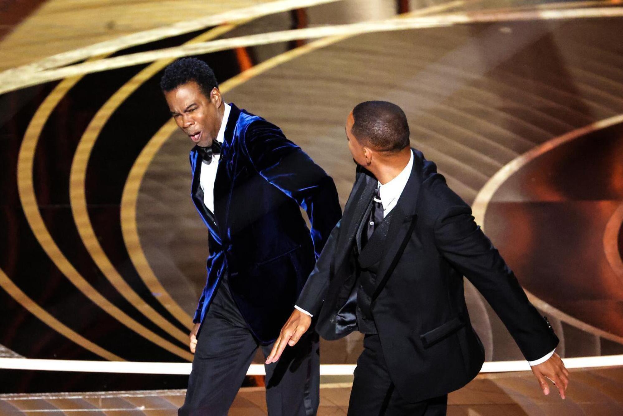 Will Smith schiaffeggia Chris Rock sul palco degli Oscar