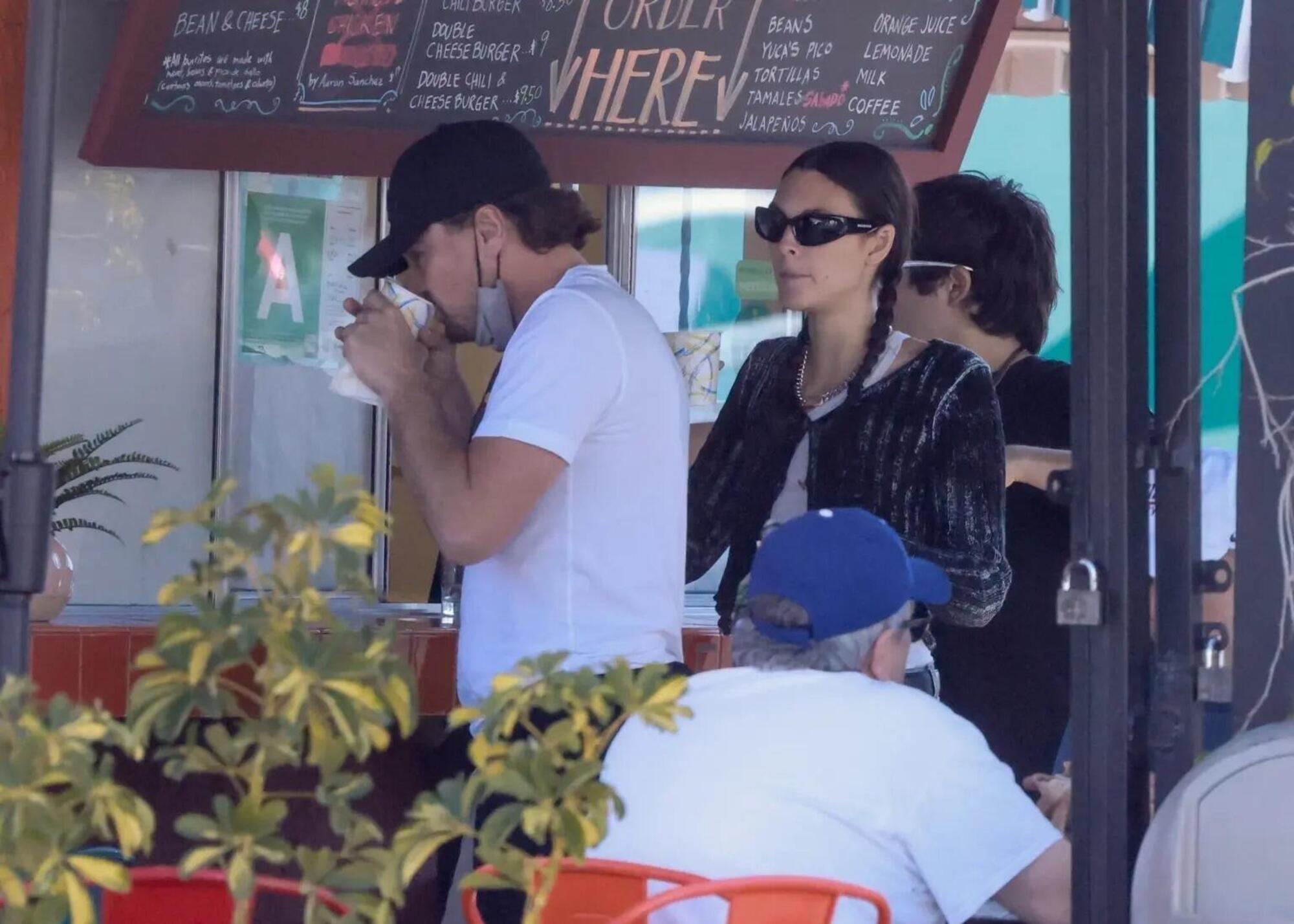 Leonardo DiCaprio e Vittoria Ceretti paparazzati in un ristorante messicano di Los Angeles