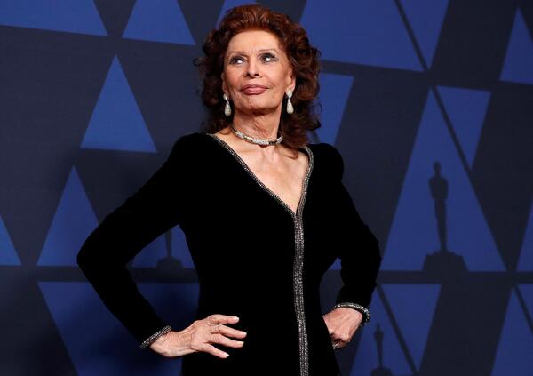 Gigi D&rsquo;Alessio nuovo conduttore di Sanremo con Sofia Loren? La teoria per il 2025 dopo Amadeus 