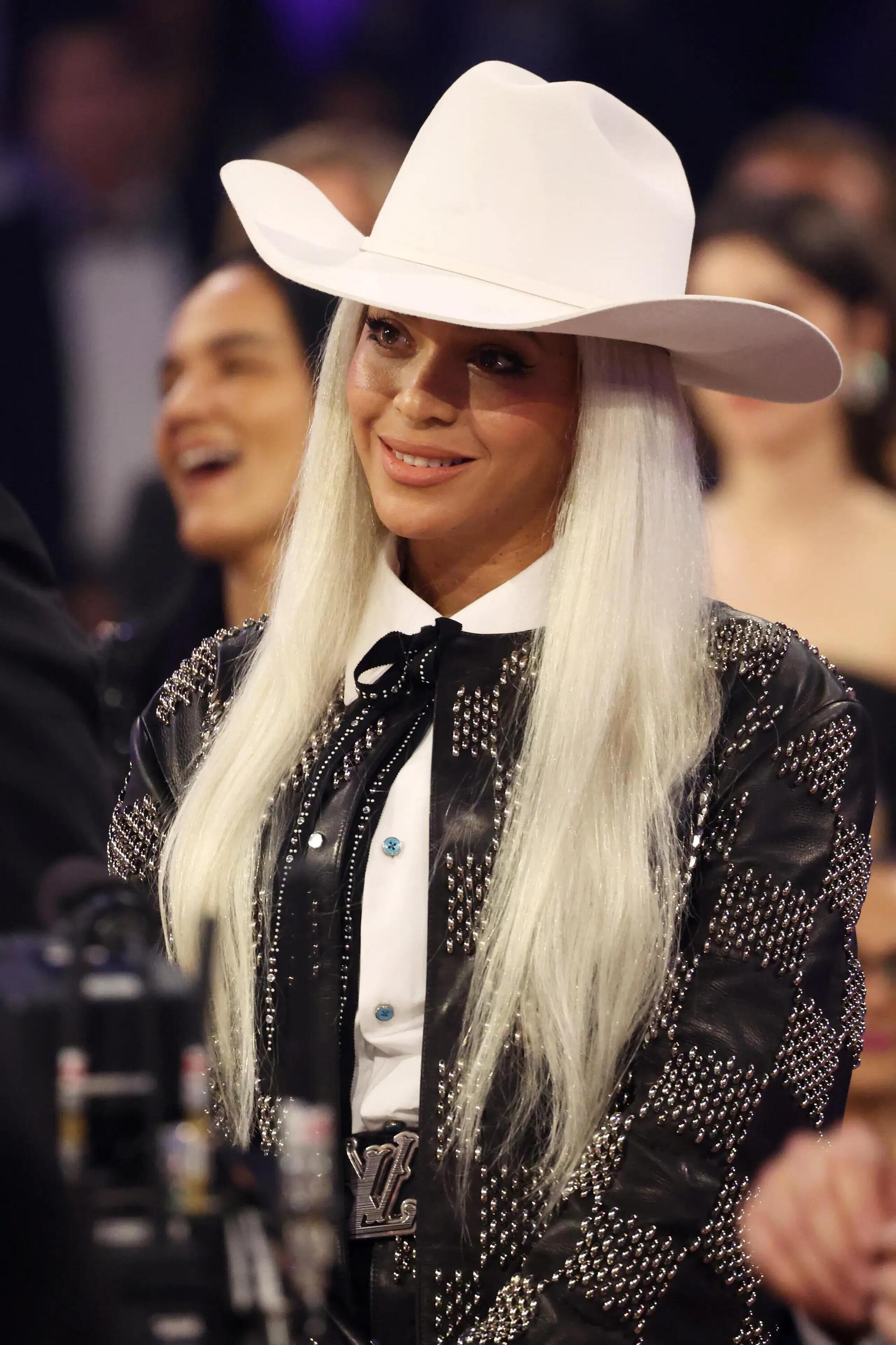 Beyonce con cappello da cowboy bianco