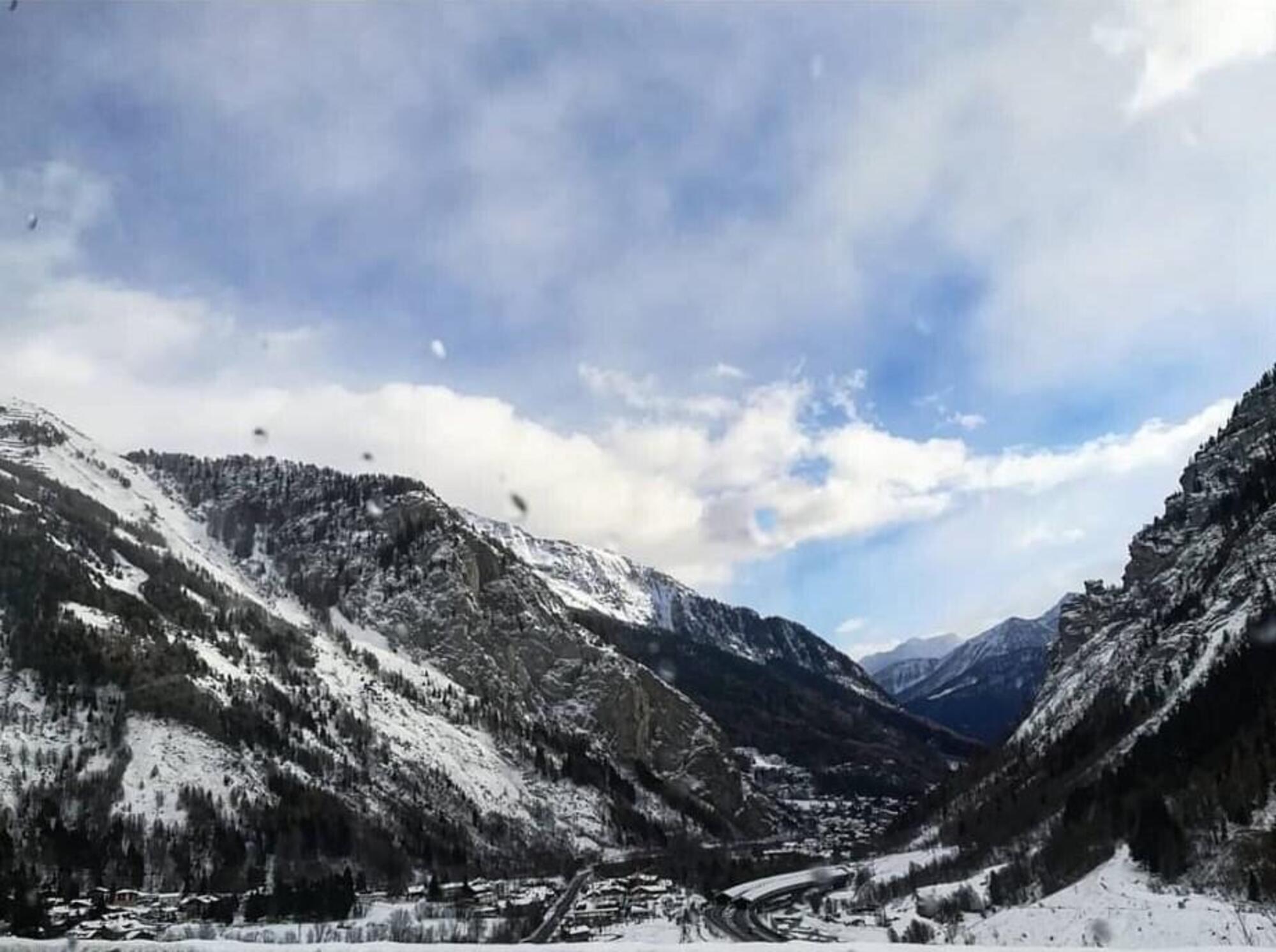 Il Monte Bianco in Francia, il punto esatto in cui il pullman Flixbus si ferm&ograve; per un guasto, lungo una pericolosa curva dei tornanti