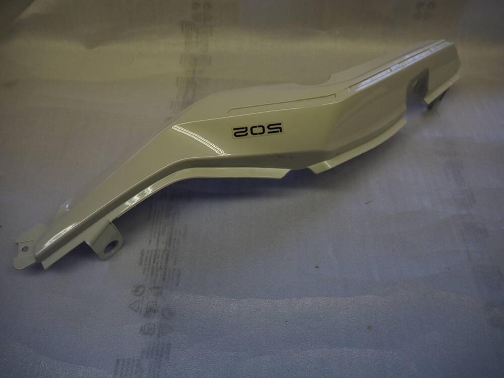 Fianchetto posteriore destro bianco TRK 502 cod. 6 Benelli (3)