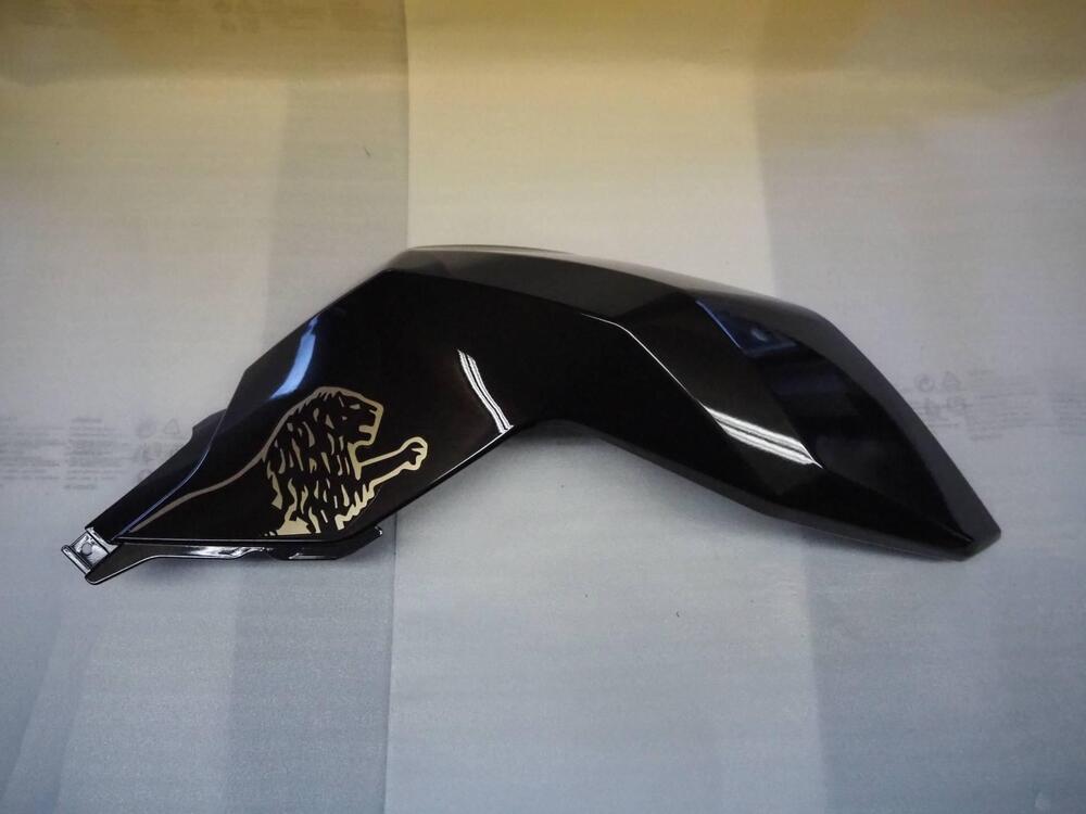 Calotta serbatoio destra grigia TNT 125 cod. 50016 Benelli